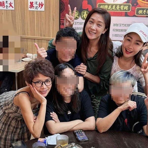 嫁武警尪！58歲亞姐素顏站中間「臉色蠟黃佈滿皺紋」　「9個月大回春」認不出同一人