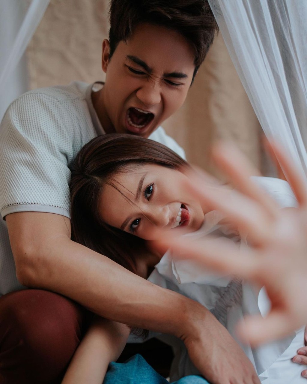郵輪浪漫求婚成功！33歲港星與29歲港姐過大禮「4對龍鳳鈪金光閃閃」 客廳變金器展覽廳