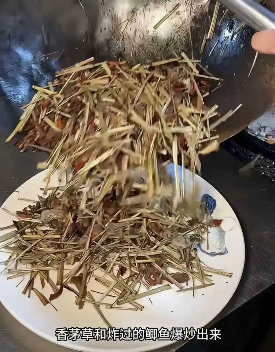 好朋友請吃飯「卻端來一碗炒乾草」！他瞬間面露難色「卻反被朋友嘲笑」：太不識貨了！