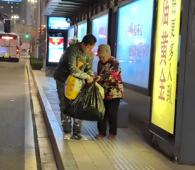 母愛無價！84歲老母「千里迢迢」送暖 兒「工地裝」接母惹淚崩