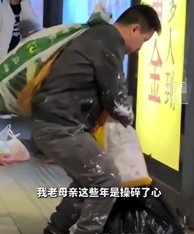 母愛無價！84歲老母「千里迢迢」送暖 兒「工地裝」接母惹淚崩