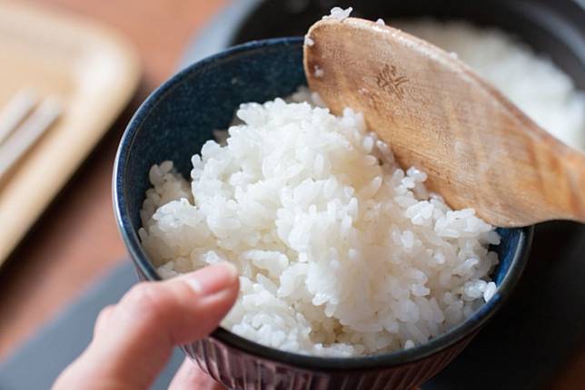 醫生驚揭：每晚拒吃主食，半年內身體將現「3大驚人轉變」