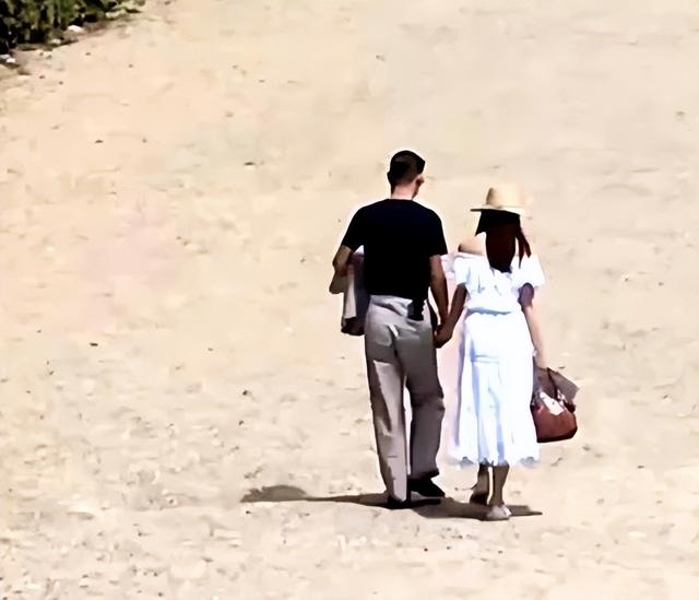 法國羅浮宮偶遇大明星！她穿長款黑皮衣「又瘦又高」　「一轉正面」美到說不出話