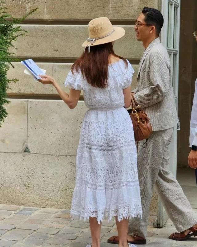 法國羅浮宮偶遇大明星！她穿長款黑皮衣「又瘦又高」　「一轉正面」美到說不出話