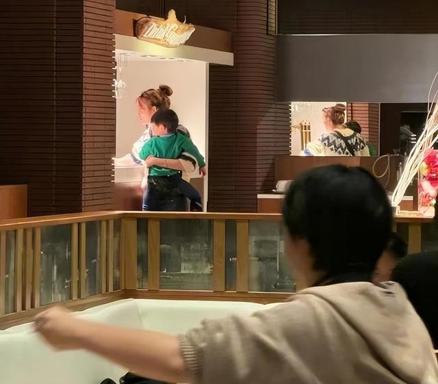 法國羅浮宮偶遇大明星！她穿長款黑皮衣「又瘦又高」　「一轉正面」美到說不出話