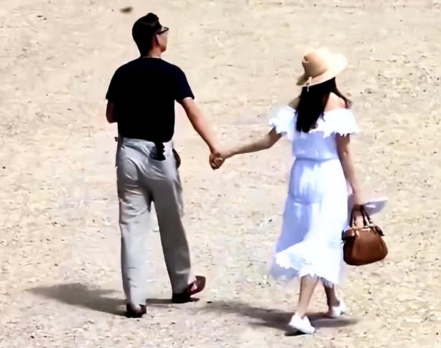 法國羅浮宮偶遇大明星！她穿長款黑皮衣「又瘦又高」　「一轉正面」美到說不出話