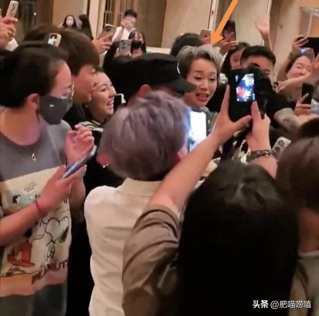 62歲女星再次爆火！親切「比臉頰愛心」被層層包圍　無懼「素顏現身」網讚：那雙腿太搶鏡