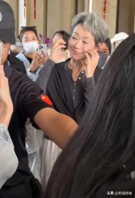 62歲女星再次爆火！親切「比臉頰愛心」被層層包圍　無懼「素顏現身」網讚：那雙腿太搶鏡