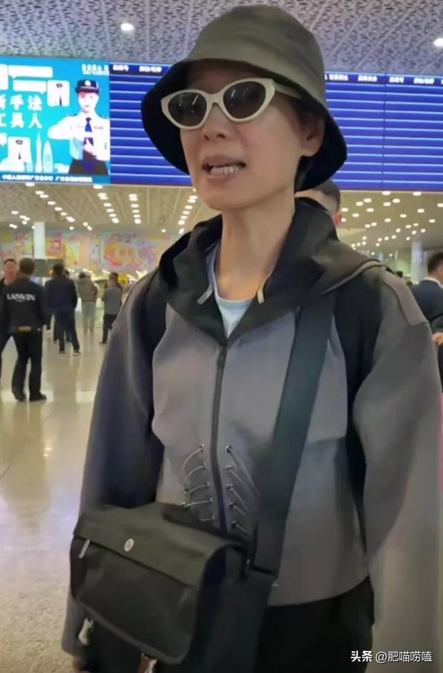 62歲女星再次爆火！親切「比臉頰愛心」被層層包圍　無懼「素顏現身」網讚：那雙腿太搶鏡