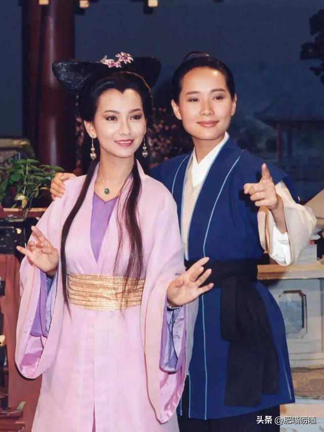 62歲女星再次爆火！親切「比臉頰愛心」被層層包圍　無懼「素顏現身」網讚：那雙腿太搶鏡