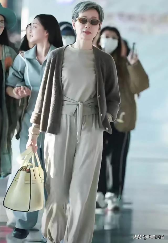 62歲女星再次爆火！親切「比臉頰愛心」被層層包圍　無懼「素顏現身」網讚：那雙腿太搶鏡