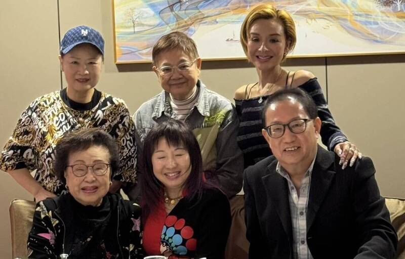 突在家中昏迷！資深女星「緊急送醫動刀」女兒在外崩潰　93歲「近況曝光」合照葉子楣