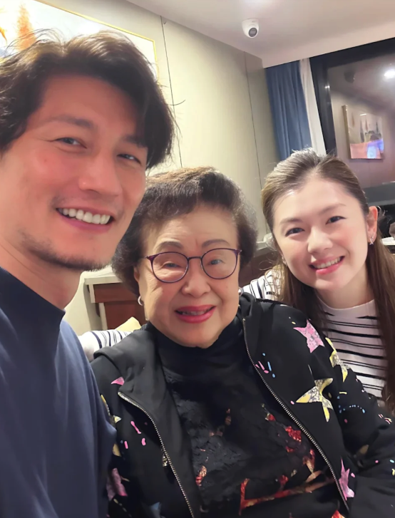 突在家中昏迷！資深女星「緊急送醫動刀」女兒在外崩潰　93歲「近況曝光」合照葉子楣
