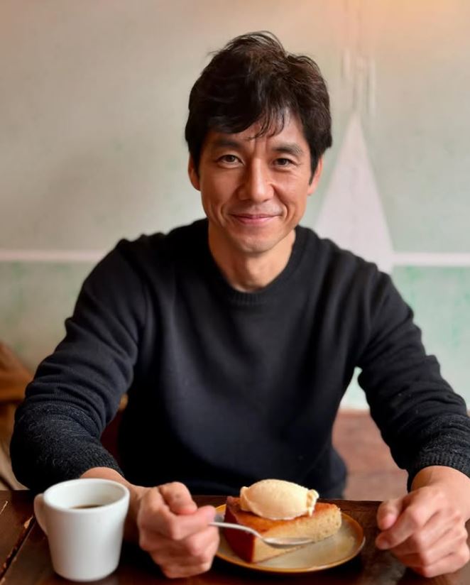 53歲影帝西島秀俊低調訪台 夜市狂嗑糖葫蘆、剉冰 婚戒意外曝光11年甜蜜婚姻