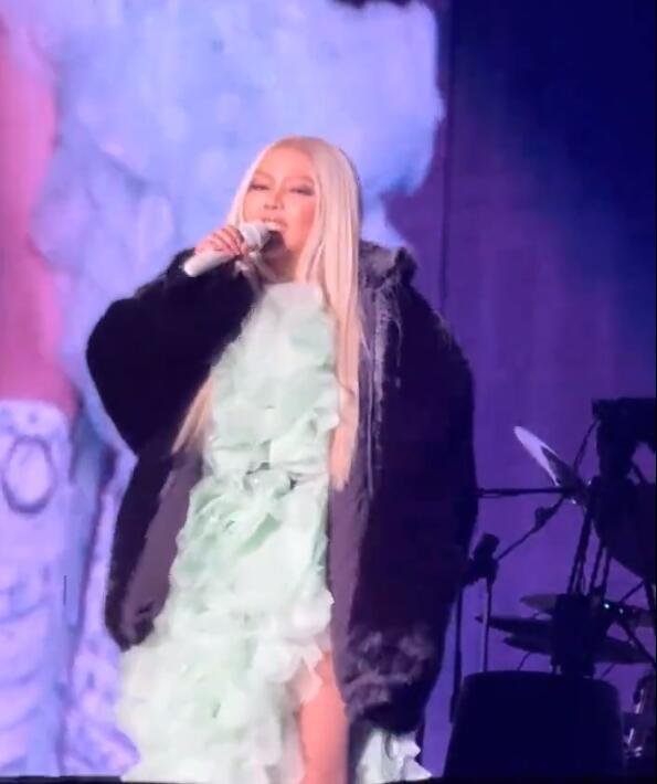 身形腫3倍！53歲天后「演唱會震撼畫面」流出　酸民狠批「像一顆球」粉絲力挺公開真相