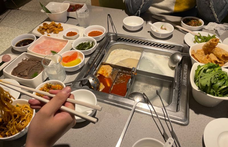 海底撈驚傳噁心事件！少年餐桌上公然「加料」 同行友人錄影嬉笑引公憤