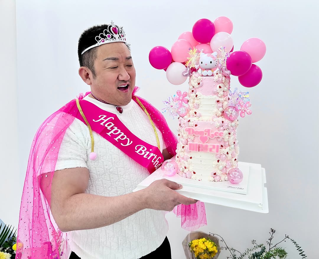 地表最強老公馬東石反差萌！54歲肌肉男星Hello Kitty慶生趴 私下寵妻無極限