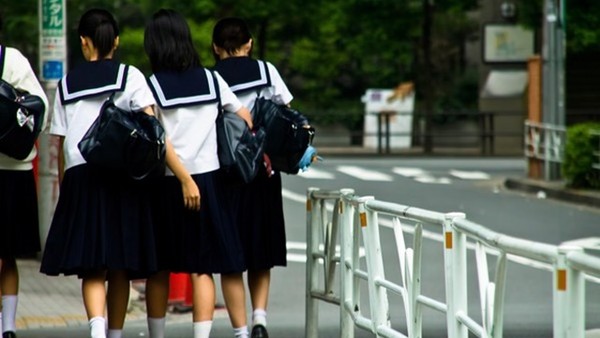 高中女嫌家車舊要求停遠點 父母心碎夜夜淚：我們真的很疼她