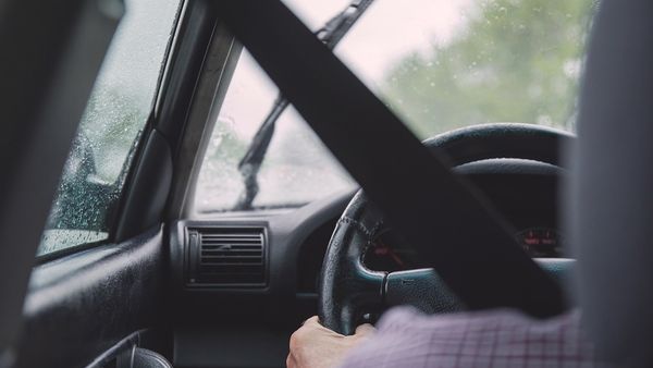 高中女嫌家車舊要求停遠點 父母心碎夜夜淚：我們真的很疼她