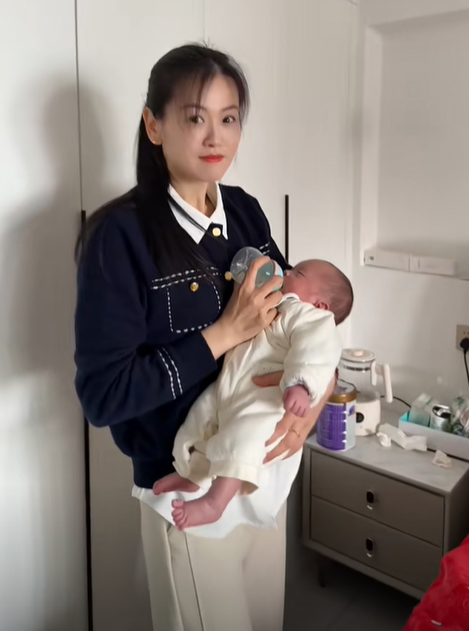 39歲就抱孫！絕美顏值奶奶「溫柔抱孫餵奶」　網一看全驚嘆「婆媳合照宛如姊妹」