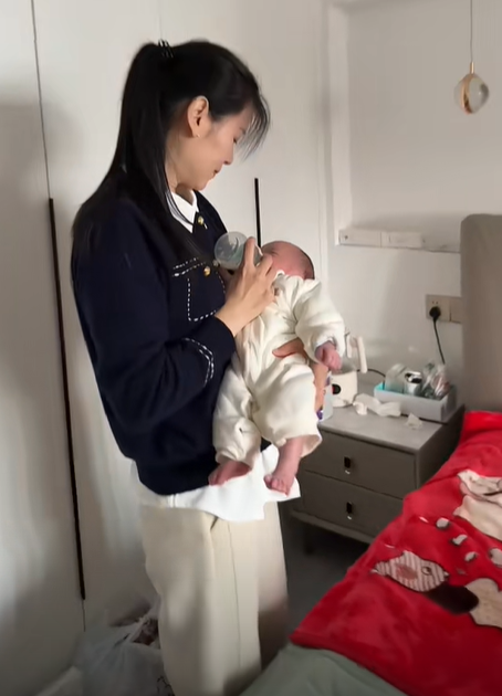 39歲就抱孫！絕美顏值奶奶「溫柔抱孫餵奶」　網一看全驚嘆「婆媳合照宛如姊妹」