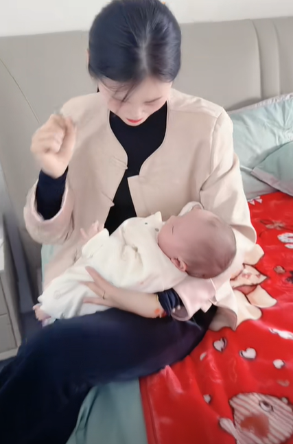 39歲就抱孫！絕美顏值奶奶「溫柔抱孫餵奶」　網一看全驚嘆「婆媳合照宛如姊妹」