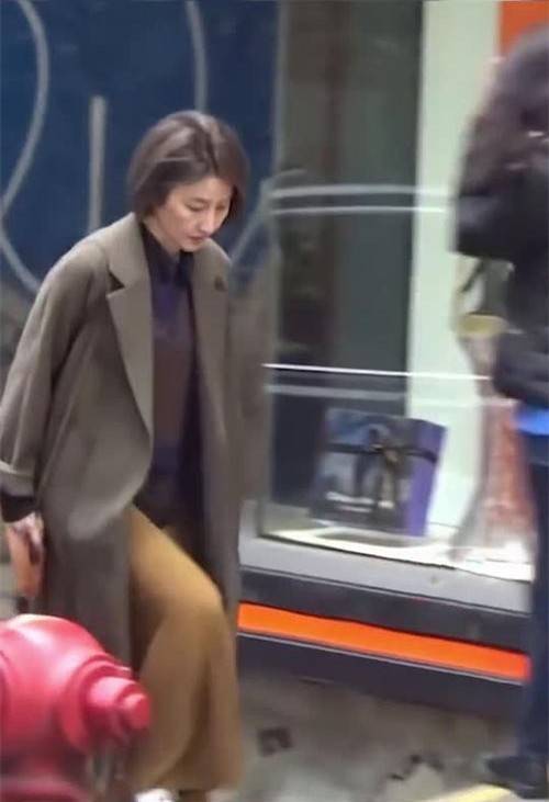 息影10年！61歲女神「街頭被偶遇」素顏仍魅力十足　老公「是大咖影帝」：樂當凍齡美人