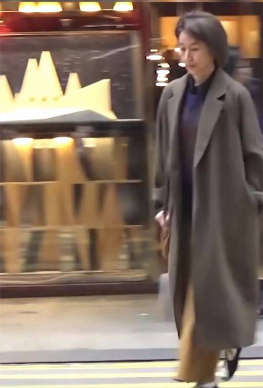 息影10年！61歲女神「街頭被偶遇」素顏仍魅力十足　老公「是大咖影帝」：樂當凍齡美人