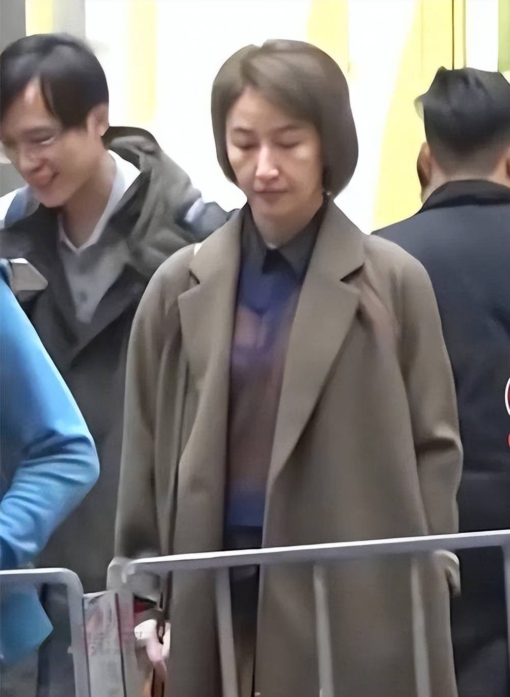 息影10年！61歲女神「街頭被偶遇」素顏仍魅力十足　老公「是大咖影帝」：樂當凍齡美人