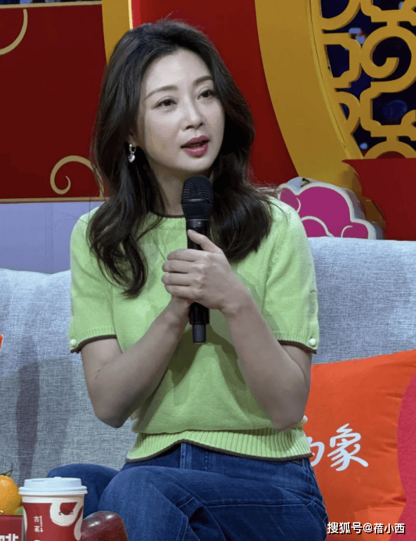 45歲殷桃「豐腴美」驚艷全場！穿搭秘訣大公開，少女感十足