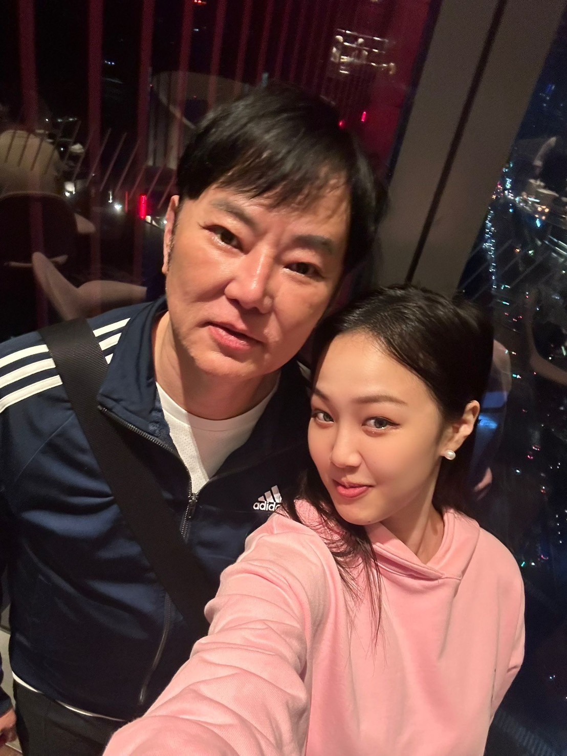 綜藝天王「愛女罹怪病」！活動上突爆哭認了：「不能呼吸快死掉」...