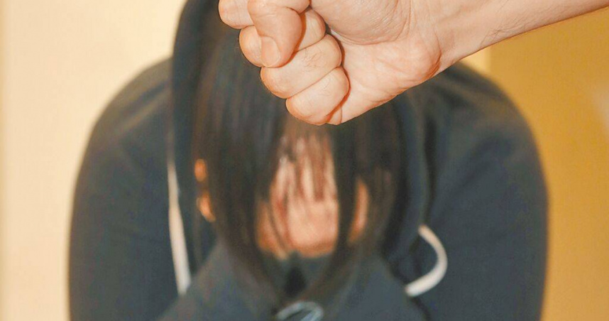 花蓮某國中驚傳霸凌！2女學生「廁所痛毆她」連賞巴掌　校方曝光原因：「帶回家管教5天」