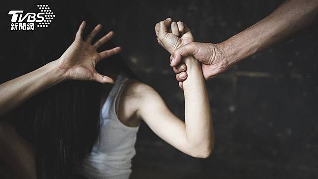 花蓮某國中驚傳霸凌！2女學生「廁所痛毆她」連賞巴掌　校方曝光原因：「帶回家管教5天」