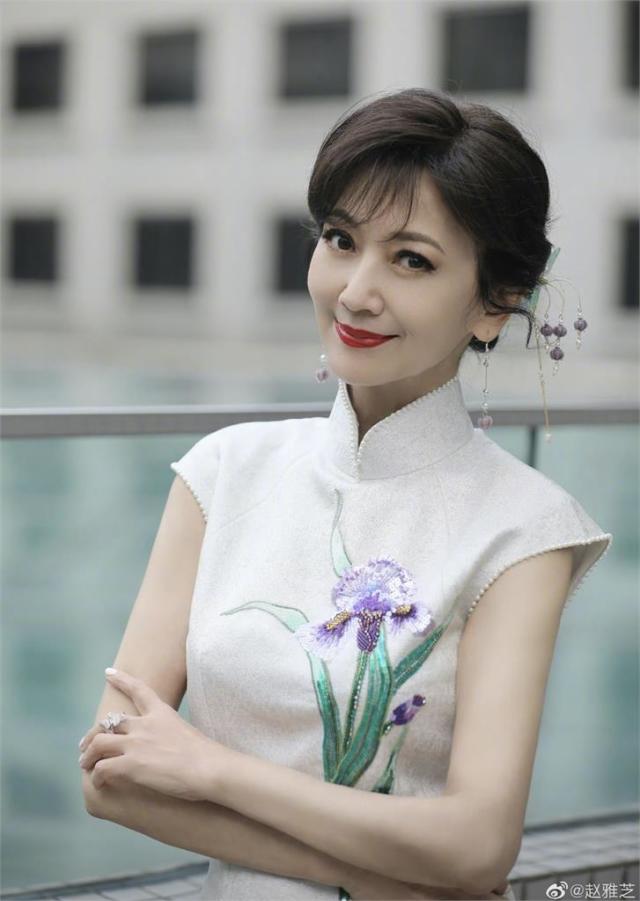 71歲趙雅芝機場驚艷現身！「不老女神」凍齡美貌引粉絲瘋狂圍觀