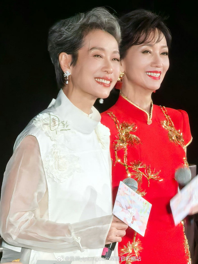 71歲趙雅芝機場驚艷現身！「不老女神」凍齡美貌引粉絲瘋狂圍觀