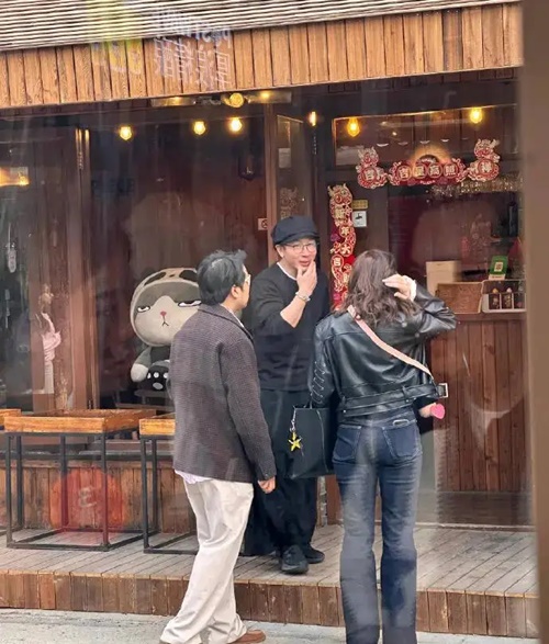 魔術大師劉謙抗癌成功後首現身 北京衚衕親民互動獲讚