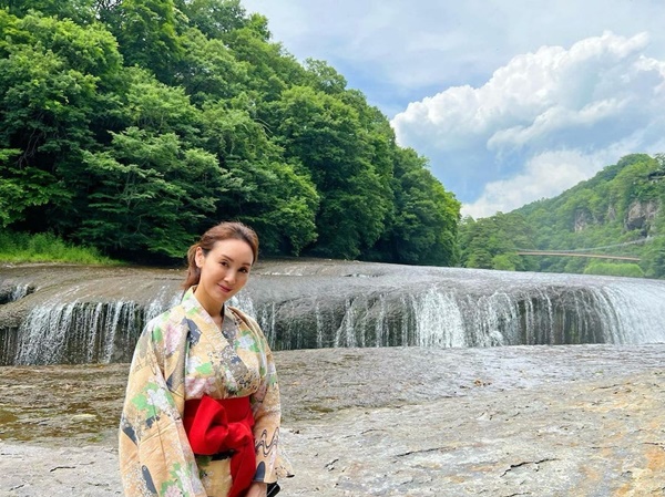 資深女星郭可盈與林文龍「沙漠擁吻」慶祝結婚21周年，女兒罕見曬全家福閃爆社群！
