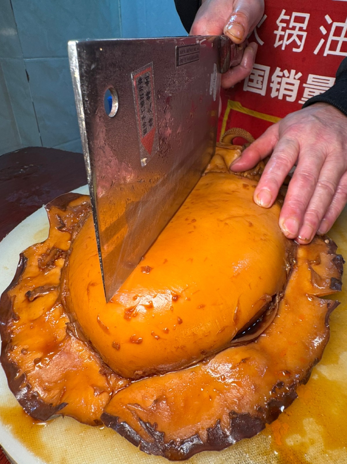 真的能吃嗎?他們在路邊啃「神祕巨大異形」畫面驚人 真實身分曝光「加進火鍋超美味」