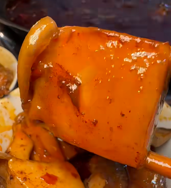 真的能吃嗎?他們在路邊啃「神祕巨大異形」畫面驚人 真實身分曝光「加進火鍋超美味」