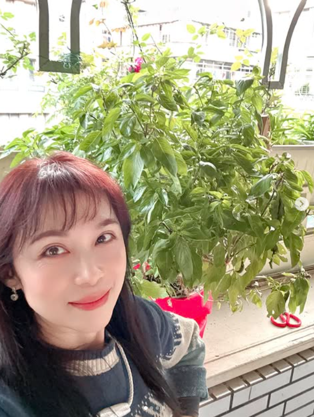 58歲玉女歌手周子寒驚喜曬「巨無霸青菜」 陽台變身開心農場自給自足