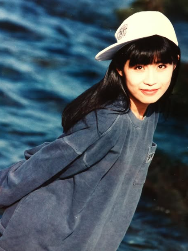 58歲玉女歌手周子寒驚喜曬「巨無霸青菜」 陽台變身開心農場自給自足