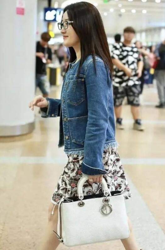 昔日第一玉女「無預警現身機場」！50歲卻「美得像30歲」：分手後過超好