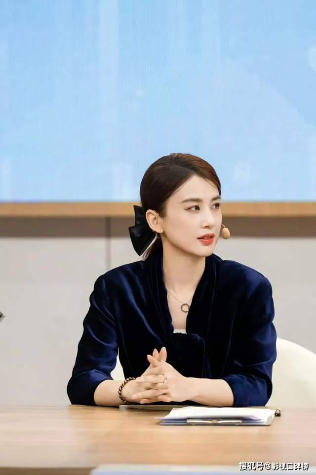 42歲黃聖依離婚後首秀綜藝 與74歲優雅母親同框如姐妹 網友驚嘆：基因太強大