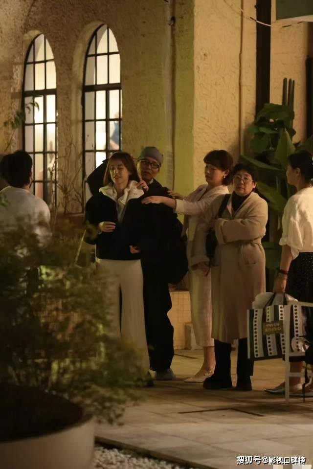 42歲黃聖依離婚後首秀綜藝 與74歲優雅母親同框如姐妹 網友驚嘆：基因太強大