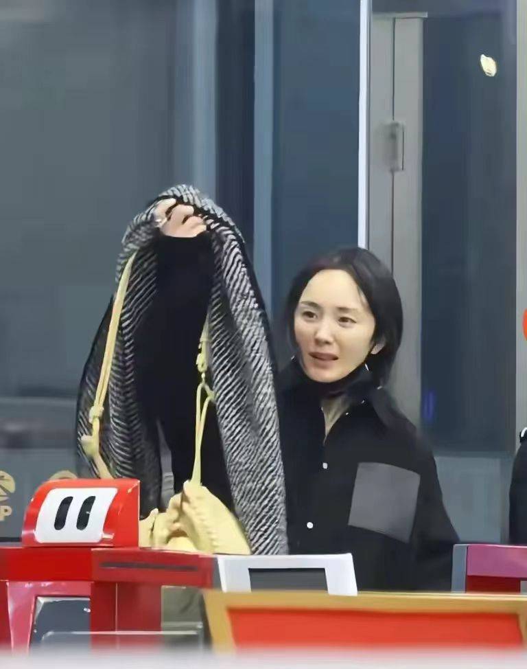 凌晨素顏現身機場！楊冪「真實狀態」曝光 網友驚呼：差很大