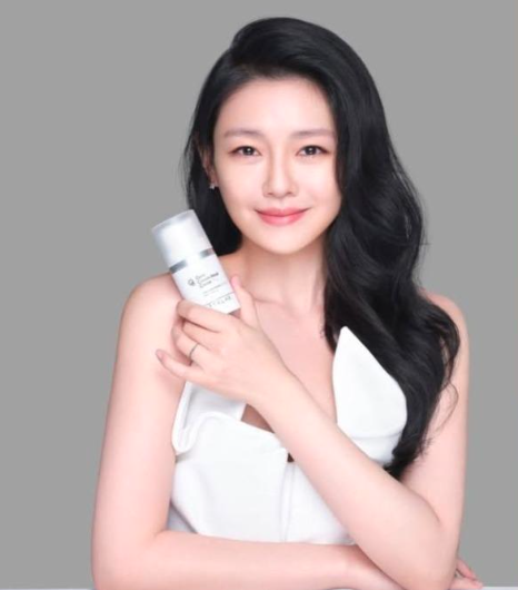 小S愛女堅強開工！17歲Lily最新亮相被讚「懷念大S最好禮物」　網發現亮點淚喊「姨媽最佳接班人」❤️