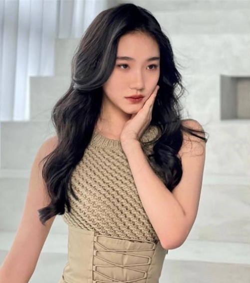 小S愛女堅強開工！17歲Lily最新亮相被讚「懷念大S最好禮物」　網發現亮點淚喊「姨媽最佳接班人」❤️