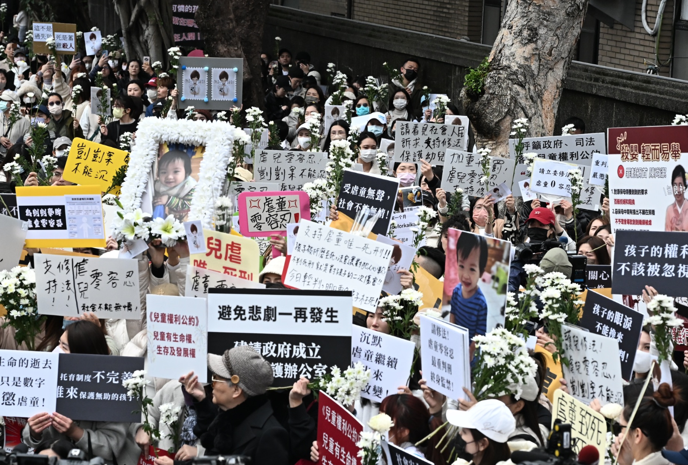 剴剴案第四次開庭！惡保母「否認拔牙、餵廚餘」萬人怒求死判　賈永婕現身「撂重話砲轟」