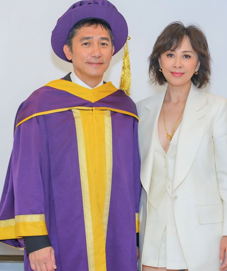 遭酸淪普通老頭！62歲金馬影帝「戴墨鏡現身街頭」被拍到　下秒「走進一家店」網盛讚：果然是真愛