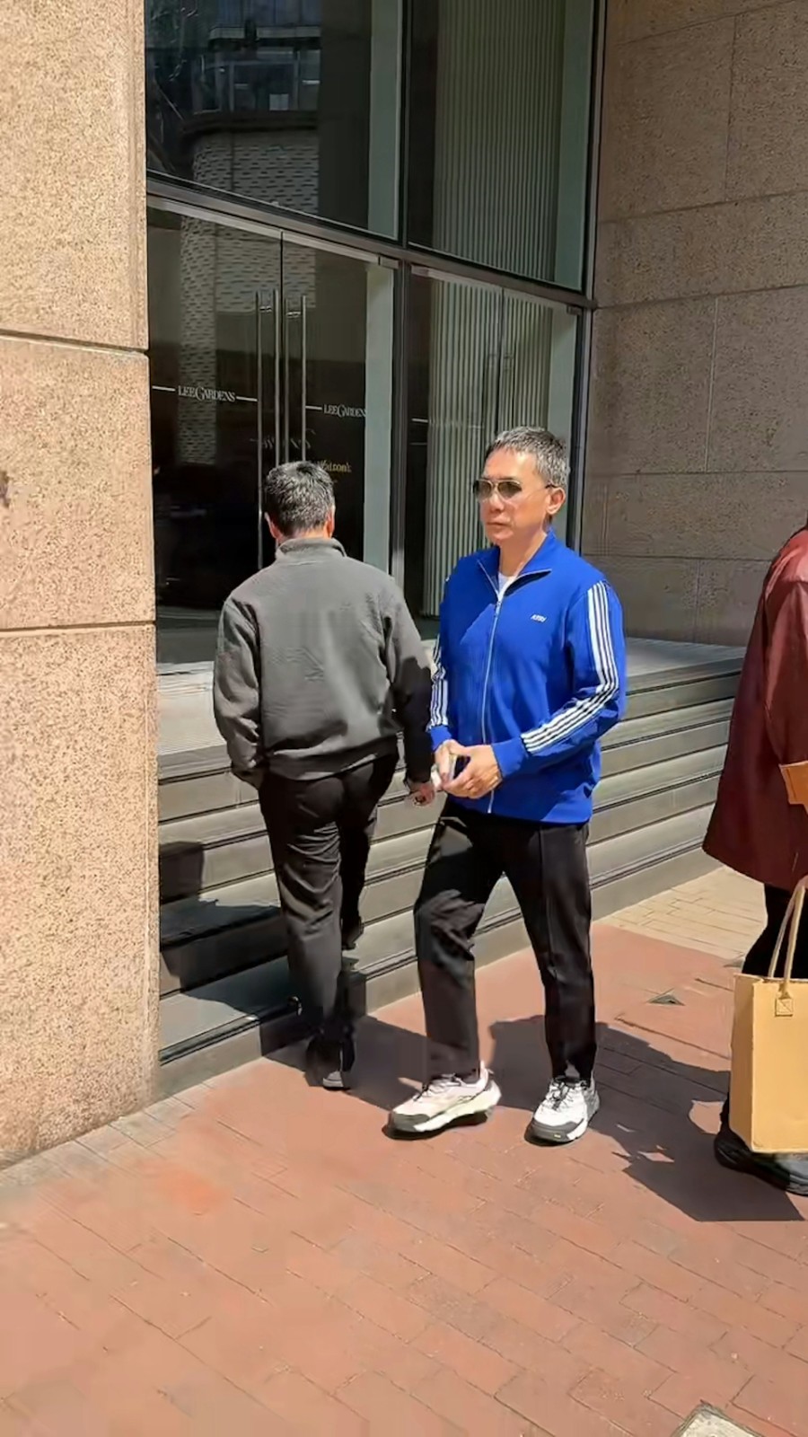 遭酸淪普通老頭！62歲金馬影帝「戴墨鏡現身街頭」被拍到　下秒「走進一家店」網盛讚：果然是真愛